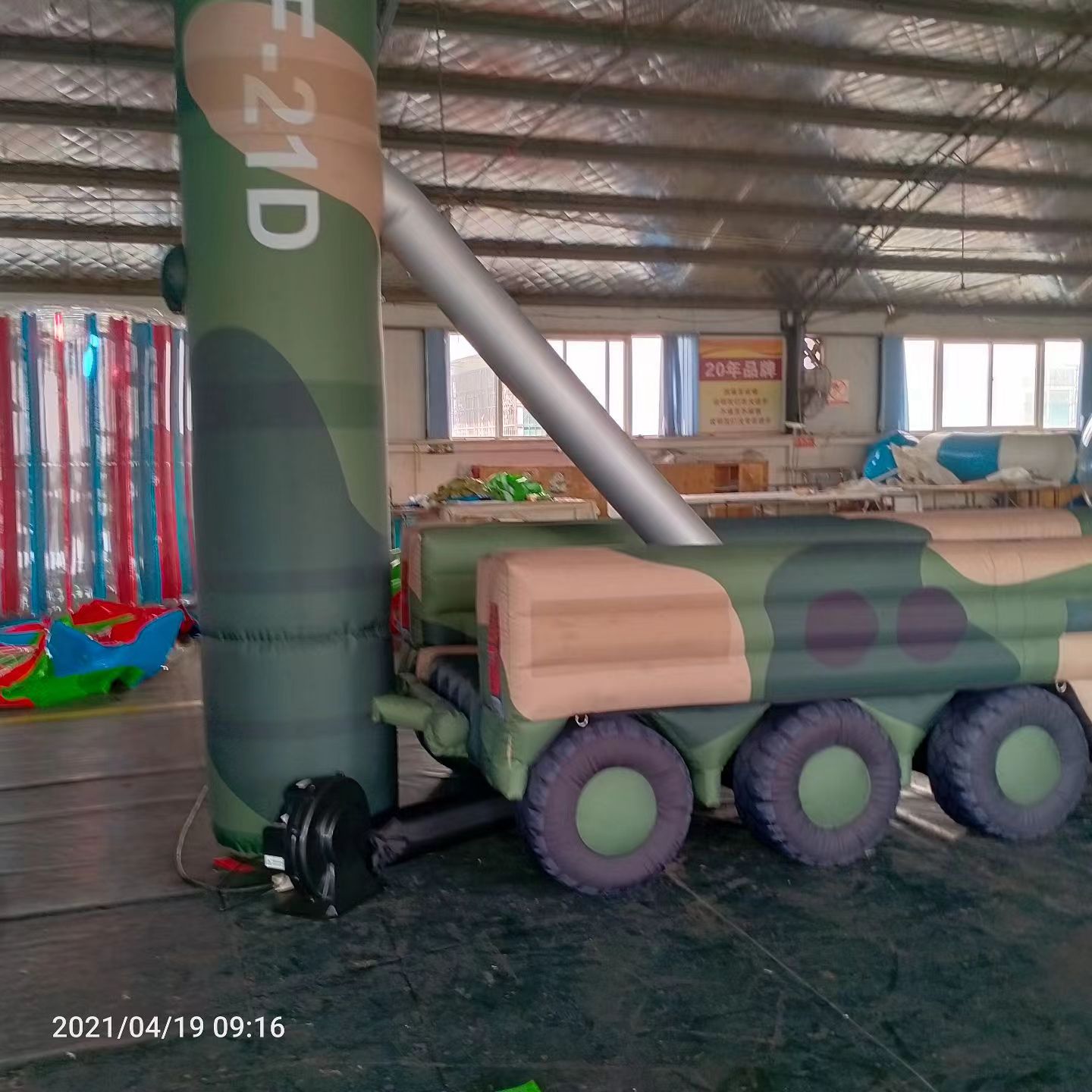盐源军事演习中的充气目标车辆：模拟发射车雷达车坦克飞机